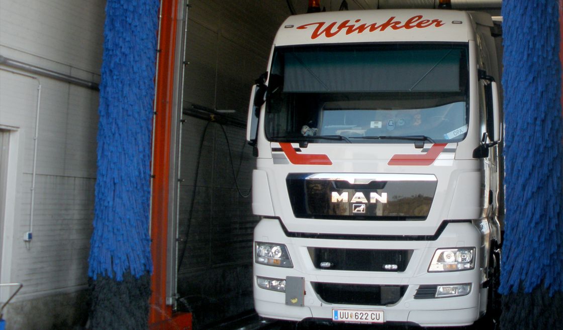 Moderne LKW-Waschanlage