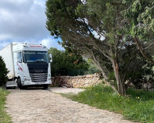Lieferung HALI-Möbel nach Sardinien
